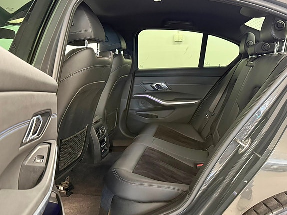BMW 330i 14 of 26
