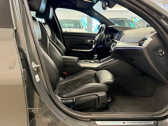 BMW 330i 16 of 26