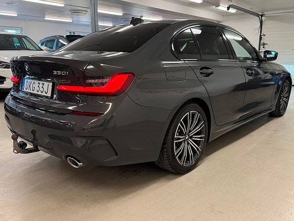 BMW 330i 9 of 26