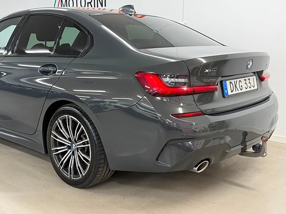 BMW 330i 6 of 26