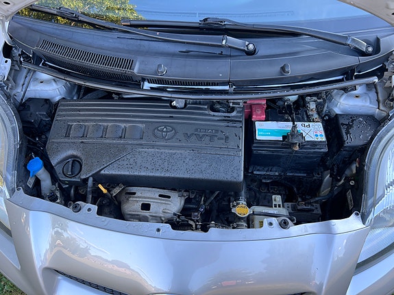 Toyota Yaris 11 of 11