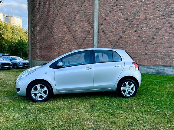 Toyota Yaris 3 of 11