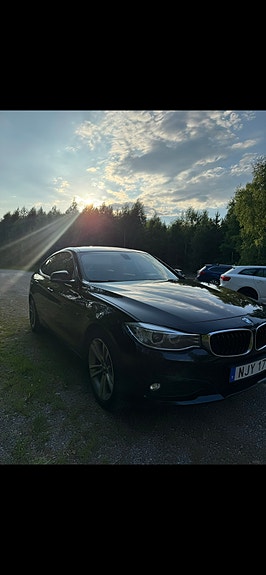 BMW 320d 2 of 5