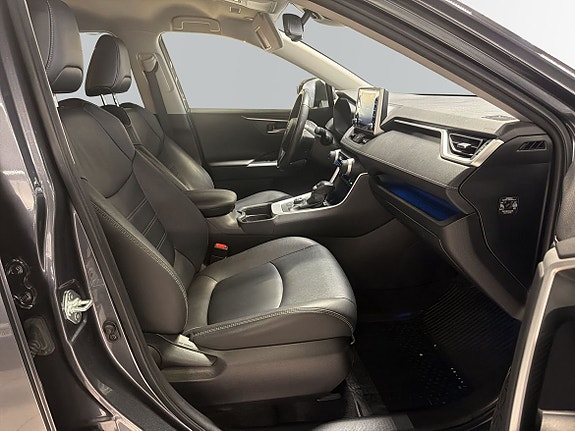 Toyota RAV4 6 of 13