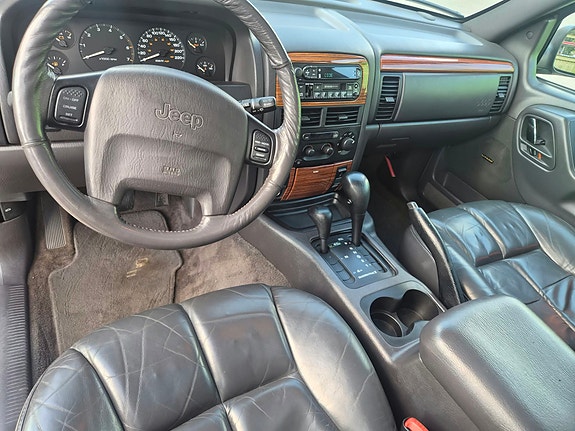 Jeep Grand Cherokee 12 of 12