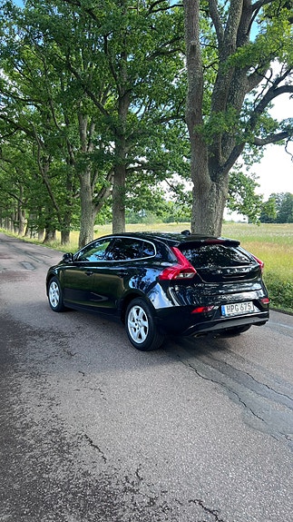 Volvo V40 2 of 12