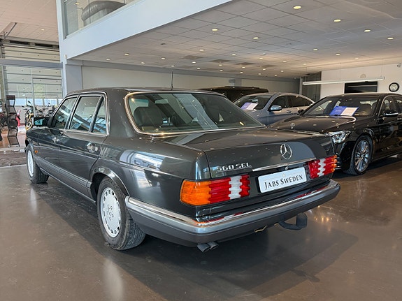 Mercedes-Benz S560 3 of 14