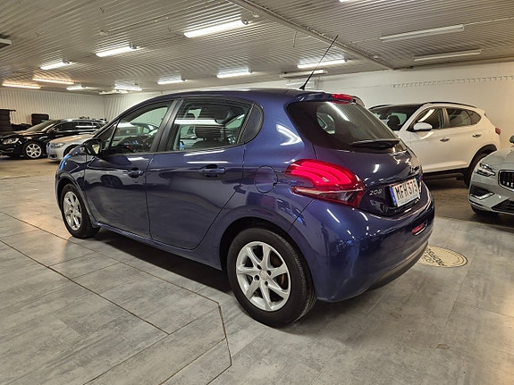 Peugeot 208 8 of 17