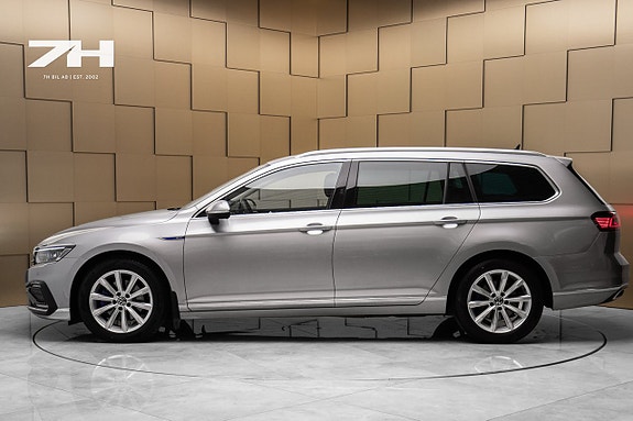 Volkswagen Passat 2 of 21