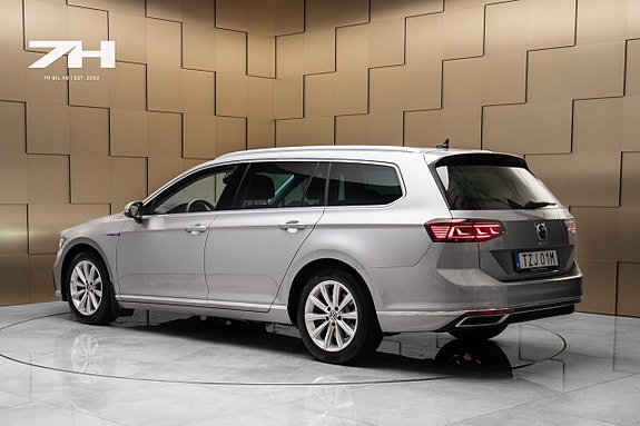 Volkswagen Passat 3 of 21
