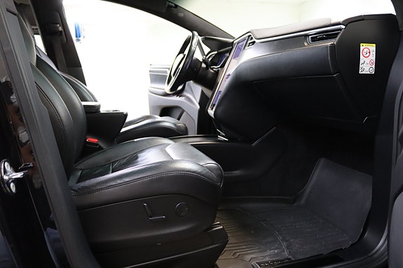 Tesla Model X 26 of 30