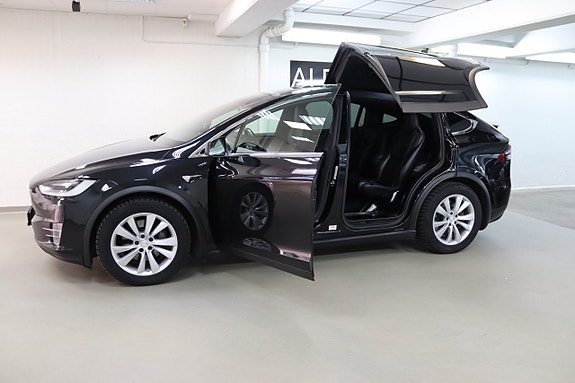 Tesla Model X 24 of 30