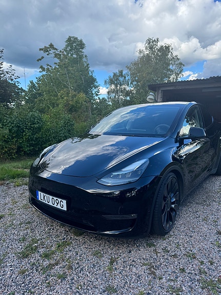 Tesla Model Y 3 of 7