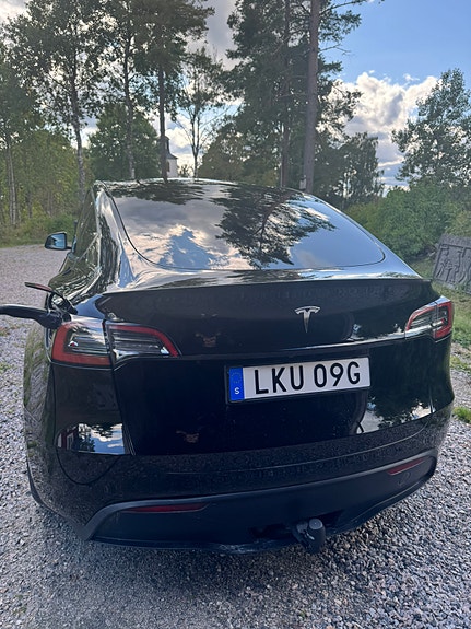 Tesla Model Y 4 of 7