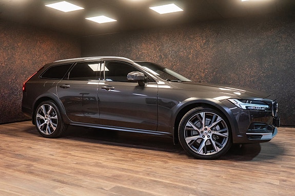 Volvo V90 Cross Country 2 of 27