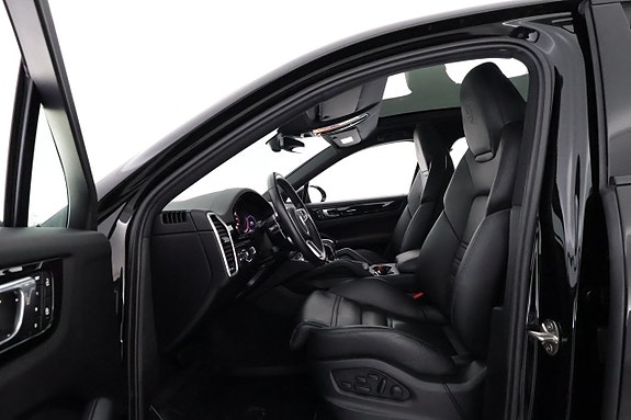 Porsche Cayenne 10 of 27