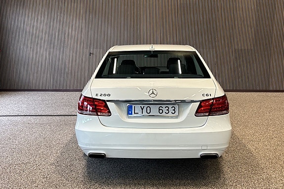 Mercedes-Benz E200 8 of 10