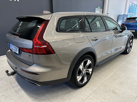 Volvo V60 Cross Country 8 of 18
