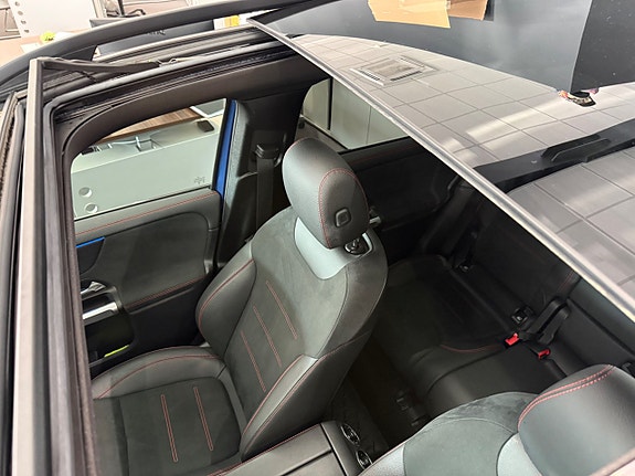 Mercedes-Benz GLB200 7 of 30