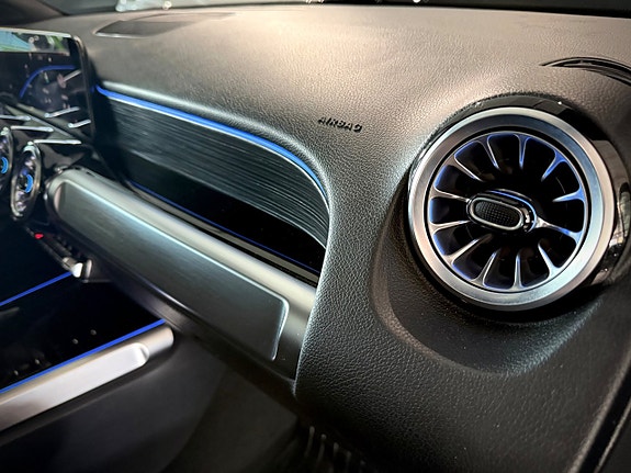 Mercedes-Benz GLB200 13 of 30
