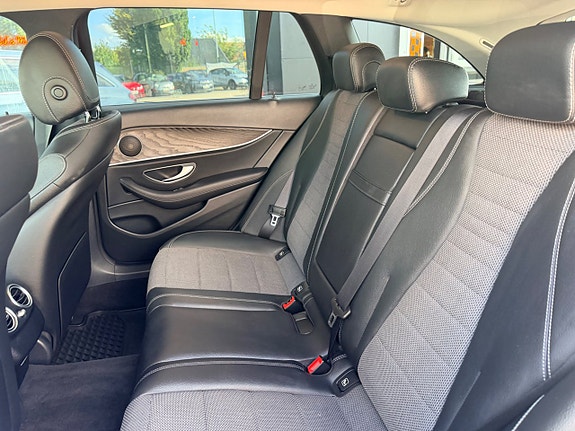Mercedes-Benz E200 16 of 23