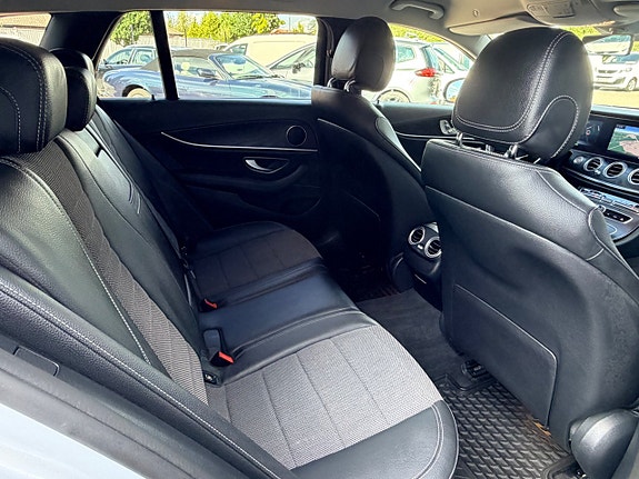 Mercedes-Benz E200 21 of 23
