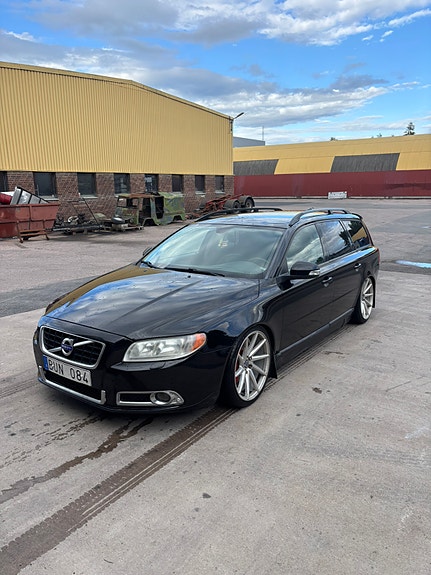 Volvo V70 2 of 5