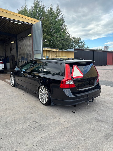 Volvo V70 3 of 5