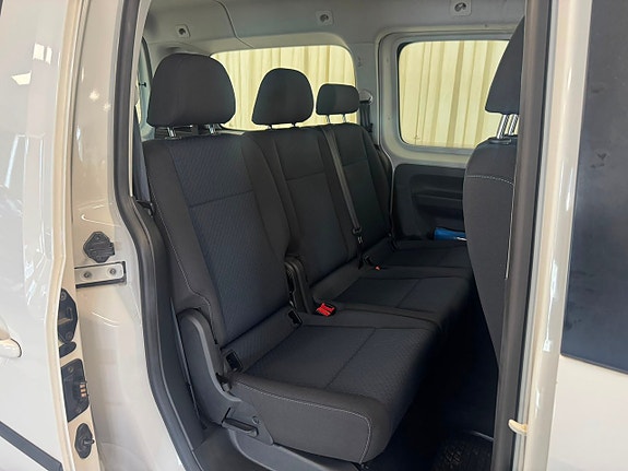 Volkswagen e-Caddy Maxi 9 of 23