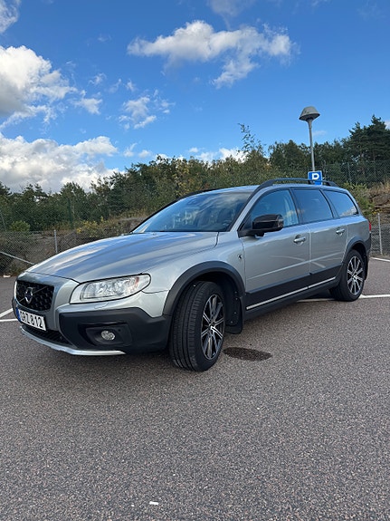 Volvo XC70 2 of 17