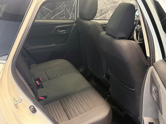 Toyota Auris 17 of 23