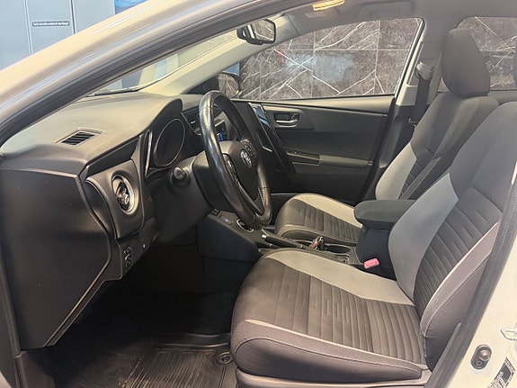 Toyota Auris 13 of 23
