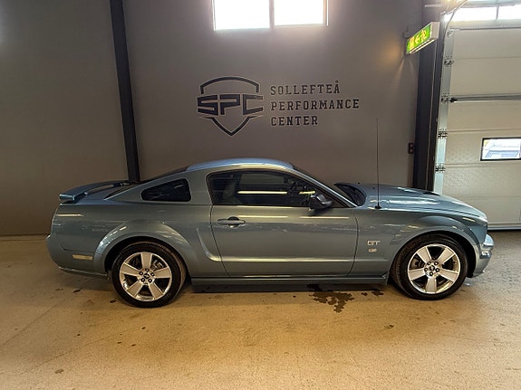 Ford Mustang 2 of 16