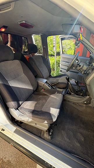 Nissan NP300 4 of 6