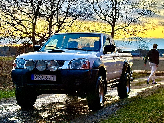 Nissan NP300 2 of 6