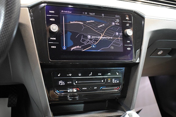 Volkswagen Passat 13 of 27