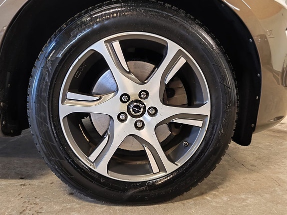 Volvo XC60 8 of 28