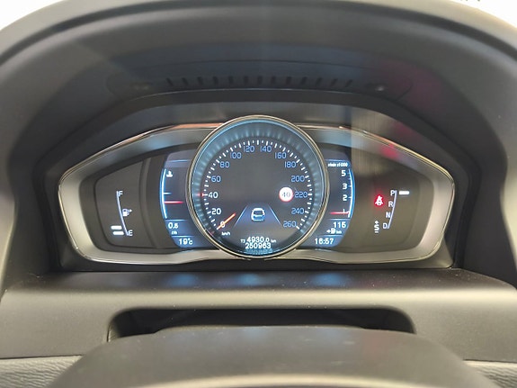 Volvo XC60 15 of 28