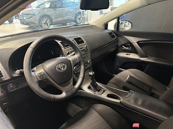 Toyota Avensis 2 of 6