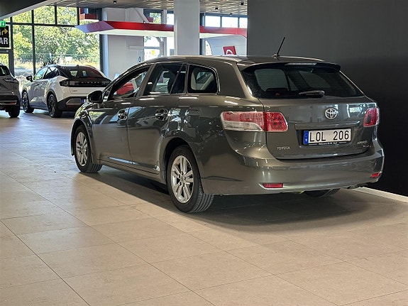 Toyota Avensis 3 of 6