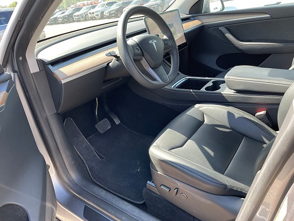 Tesla Model Y 5 of 6