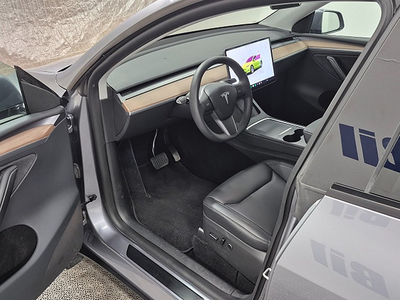 Tesla Model Y 2 of 11