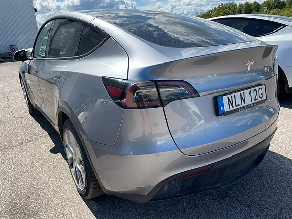 Tesla Model Y 4 of 6