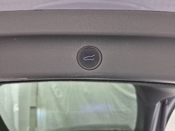 Tesla Model Y 10 of 11
