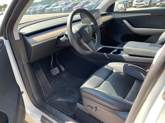 Tesla Model Y 5 of 6