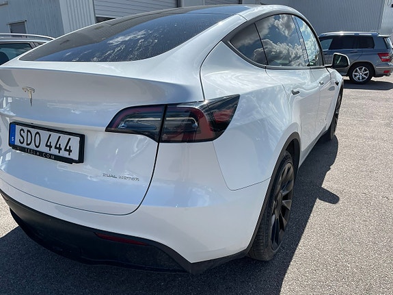 Tesla Model Y 3 of 6