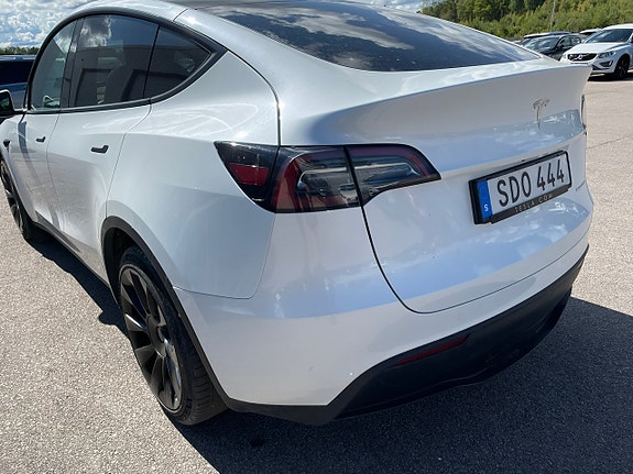 Tesla Model Y 4 of 6