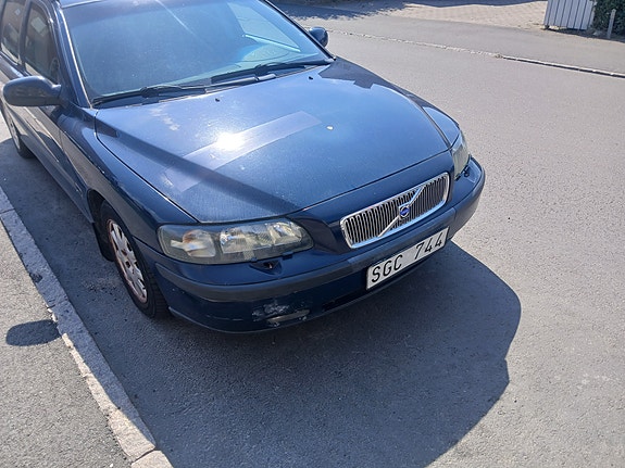 Volvo V70 2 of 6