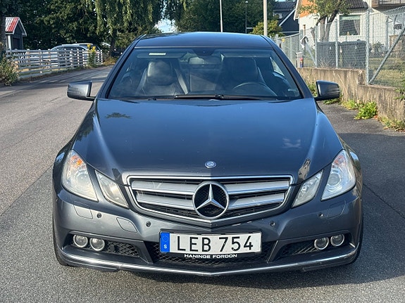 Mercedes-Benz E220 2 of 13