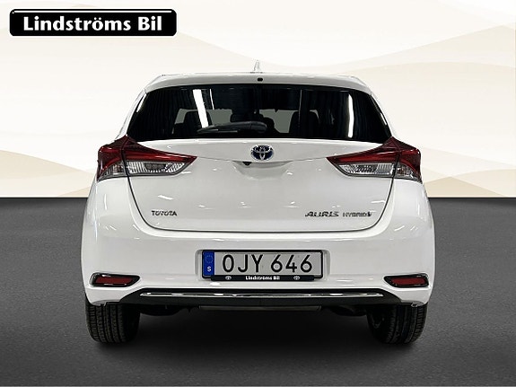 Toyota Auris 8 of 19